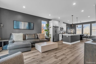 1061 Hampton Cir, Detroit, MI 48207 - photo 4