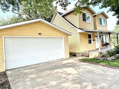 922 N 10th Ave E, Newton, IA 50208 - photo 2