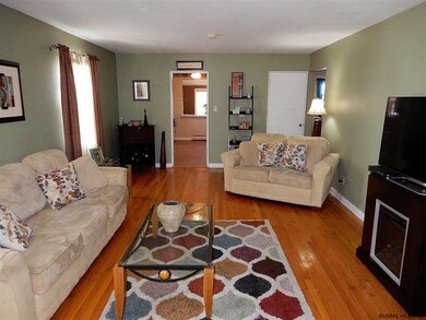 431 Taylor Ct, Troy, NY 12180 - photo 3