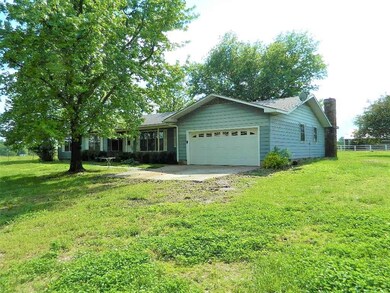 Lots of space inside and out. Wire fencing on the