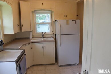 2117 W High St, Davenport, IA 52804 - photo 2