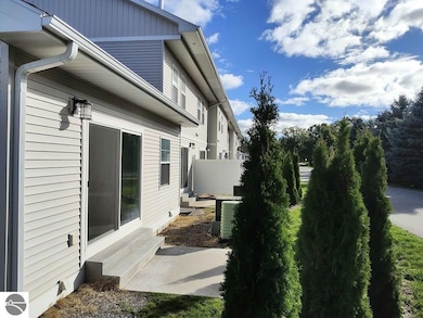 1542 Simsbury St, Traverse City, MI 49686 - photo 3