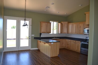 1131 E Adams 025