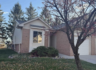 4032 Heatherwood Ct, Warren, MI 48092 - photo 2