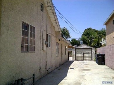 Long driveway with ample parking