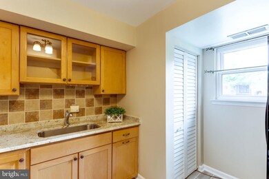 5928 Mayflower Ct, Alexandria, VA 22312 - photo 7