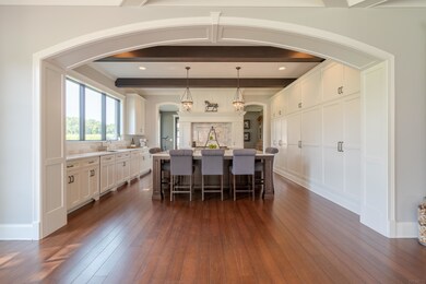 Kitchen with a large arched doorway