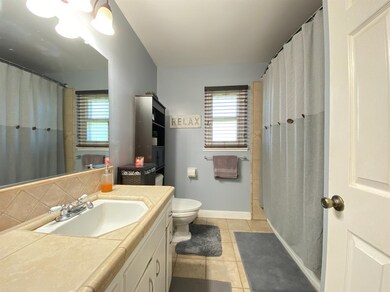 Placed between the 2 bedrooms is this beautiful ba