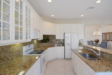 05_12550ViaLucia_191_KitchenBreakfastRoo