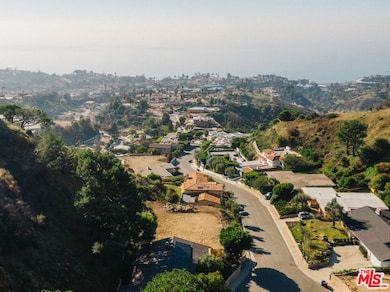 1046 Enchanted Way, Pacific Palisades, CA 90272 - photo 4