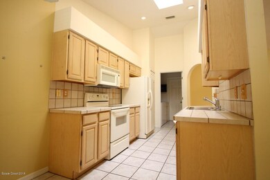 Peppertree St 4395 - Entry - Kitchen b (