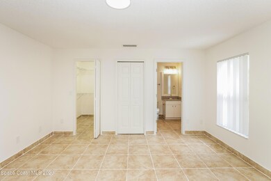 006-photo-primary-bedroom-10907907