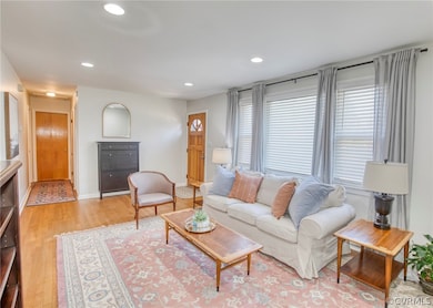 Living Room w/hardwood flooring