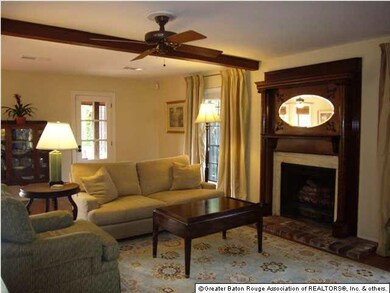 Note fireplace with antique mantle