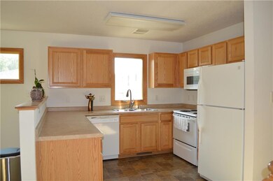 453 E Hillside Ave, Des Moines, IA 50315 - photo 2