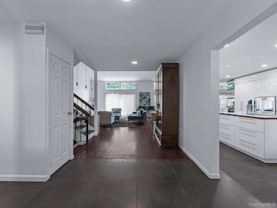 15 Fairway Cir S, Manhasset, NY 11030 - photo 6