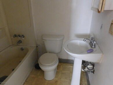 908 W Locust St, Scranton, PA 18504 - photo 4