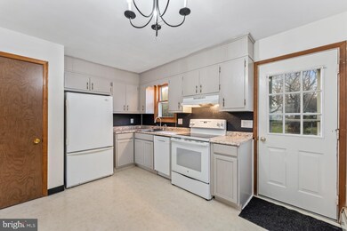 1005 Glasgow St, Pottstown, PA 19464 - photo 6