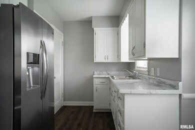 2511 N Myrtle St, Davenport, IA 52804 - photo 2