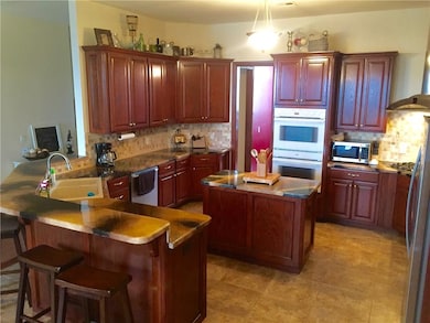 10200 Southern Creek Dr, Oklahoma City, OK 73165 - photo 3