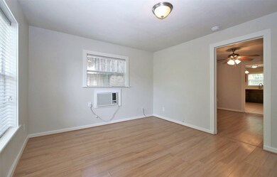 509 Caplin St, Houston, TX 77022 - photo 4