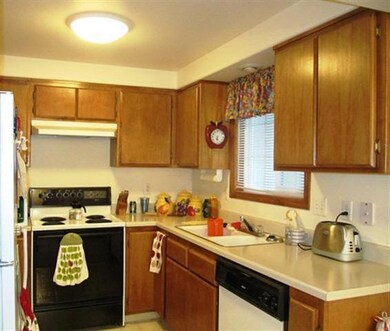 562 Village Dr unit F21, Central Point, OR 97502 - photo 3