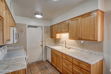 10611 W Highwood Ln, Sun City, AZ 85373 - photo 4