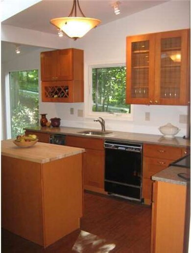 71 Oakwood Ln, Phoenixville, PA 19460 - photo 2