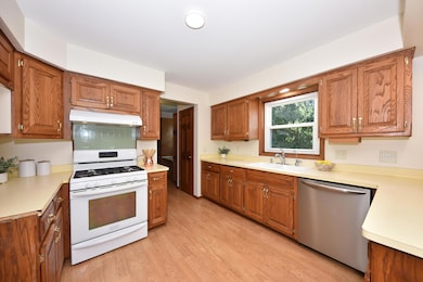 9820 N Shannon Ct, Mequon, WI 53097 - photo 5