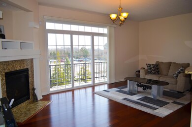 Living room with rear deck access_edited
