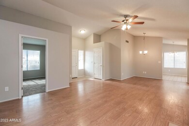 002-photo-living-room-5032606