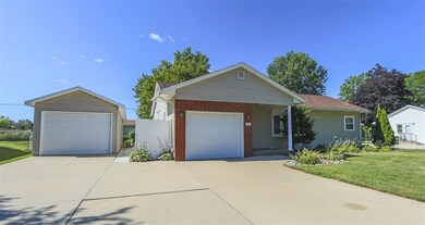1901 Primrose Dr, Cedar Falls, IA 50613 - photo 2