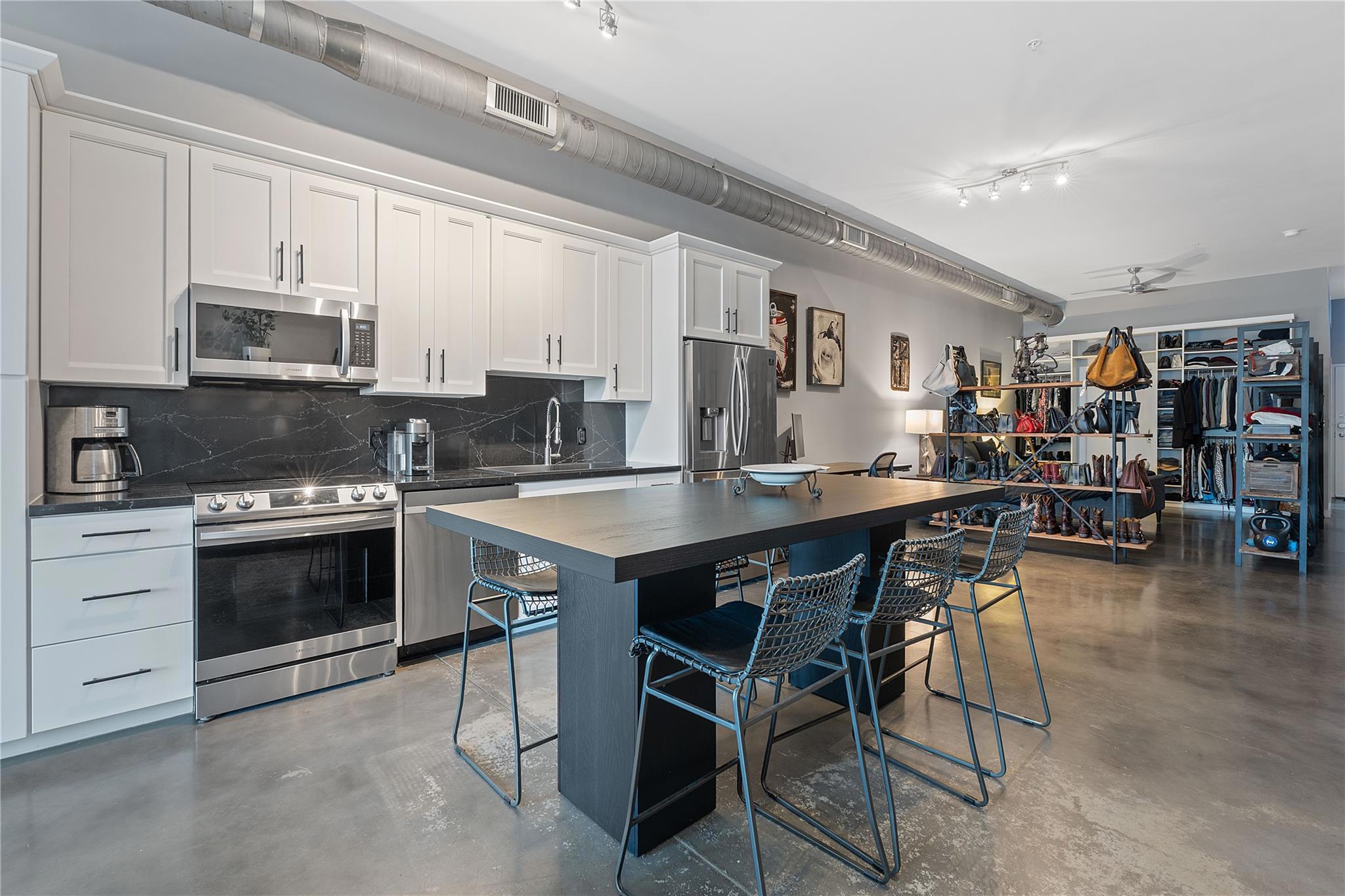 Kitchen with appliances with stainless steel fini