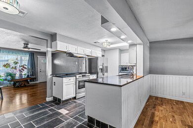 531 S 1st St, Central Point, OR 97502 - photo 7