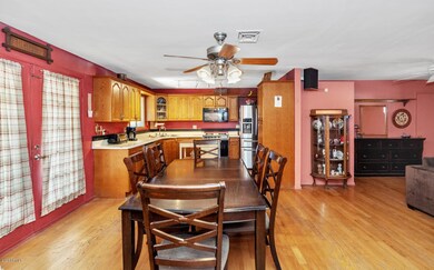 1209 E Marigold Ln-large-009-006-1209 E