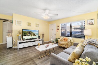 Absolutely darling 2bed/2bath condo in prime Naple