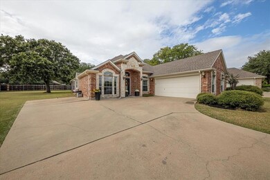 3227 Crossbridge Cir, Granbury, TX 76049 - photo 2
