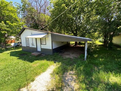 611 W Cherry St, Okemah, OK 74859 - photo 4