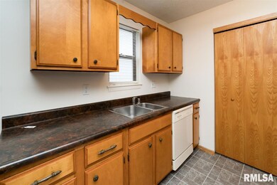 1521 Emerald Dr, Davenport, IA 52804 - photo 7