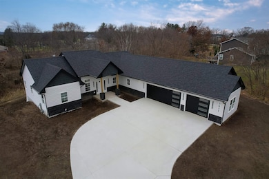 5611 N Vista Ln, Janesville, WI 53548 - photo 3