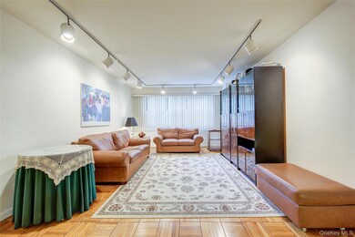 66-36 Yellowstone Blvd unit 4-A, Forest Hills, NY 11375 - photo 2