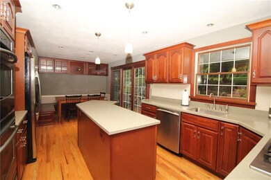 Spacious 21x11 Eat-in Kitchen w/ Built-in Bench fe