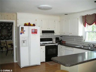 Kitchen - Kitchen has eat-in area, breakfast bar, 