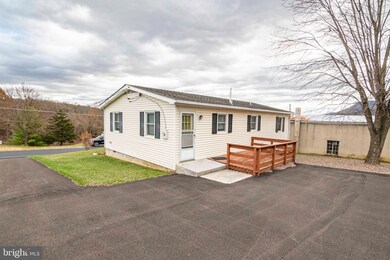 747 Ash St, Strasburg, VA 22657 - photo 4