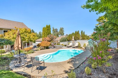 1084 Castlewood Dr, Medford, OR 97504 - photo 4