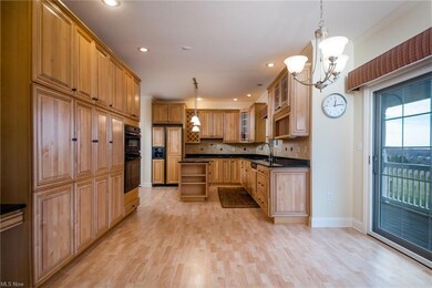 Eat-In Breakfast Area in Custom Kitchen - Great Vi