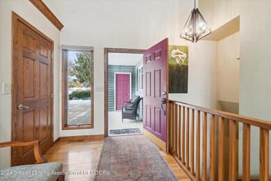 Wide foyer entry