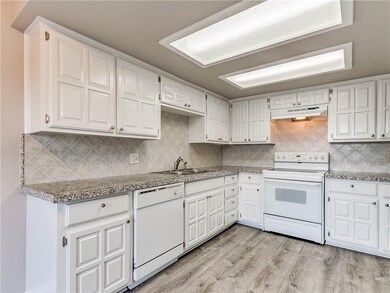 11305 Benttree Cir, Oklahoma City, OK 73120 - photo 6