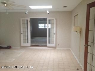 Florida room leading to master bedroom
