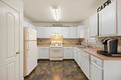 749 Maravillas St, El Paso, TX 79928 - photo 6